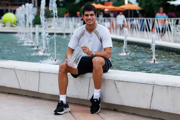 Alcaraz, con su trofeo en Miami.