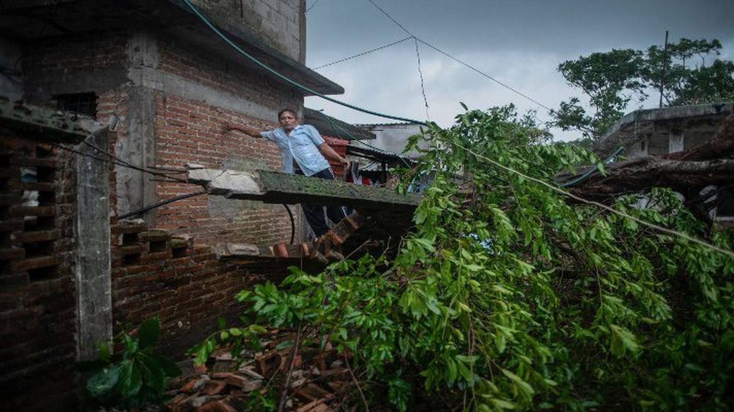 FUERZA DEL AGUA ARRASTRA HASTA LAS URNAS: huracán Grace dejó destrozos en México y se degradó a tormenta tropical