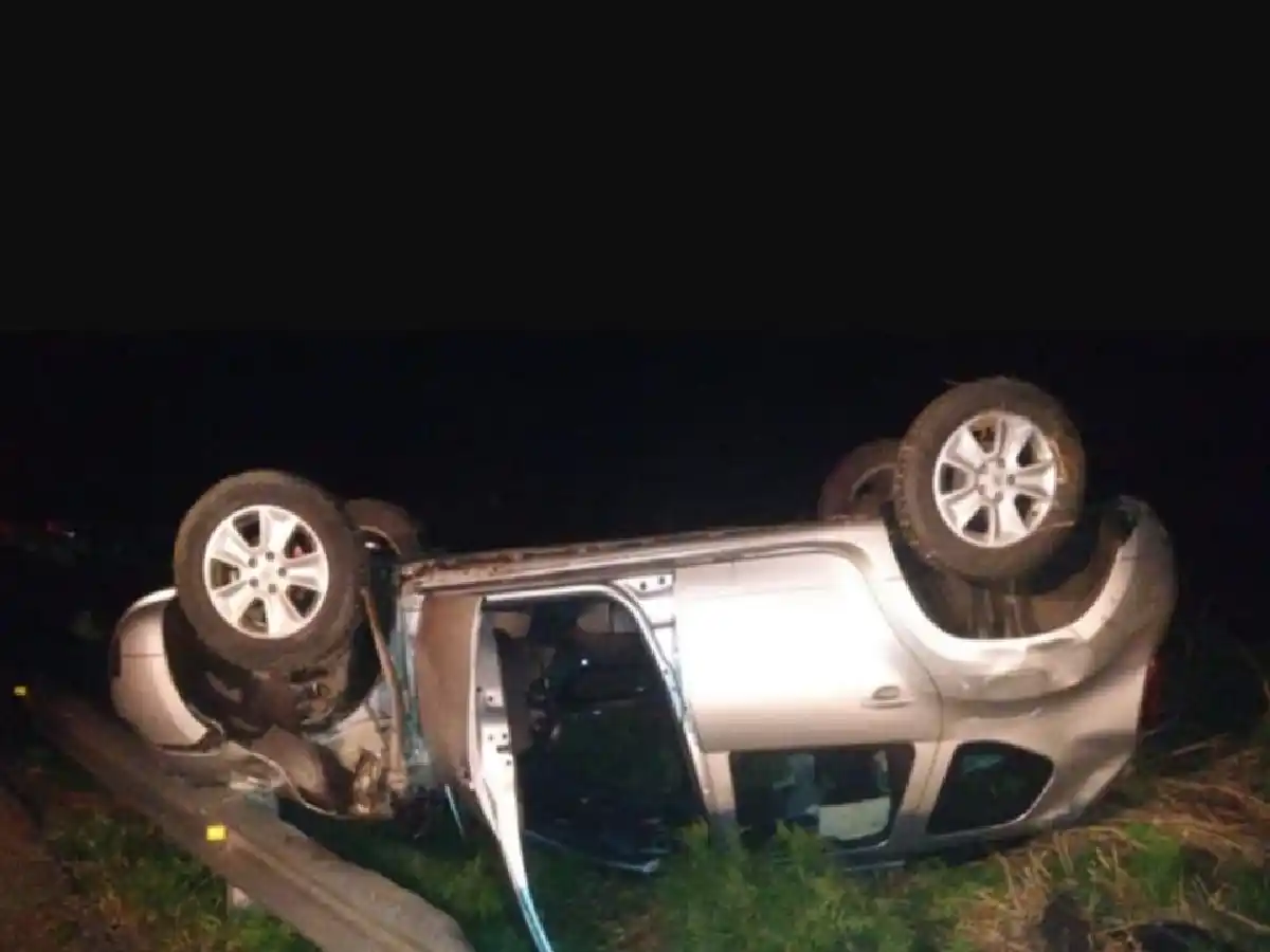 El derrame de soja de un camión origina vuelco de camioneta en la autovía