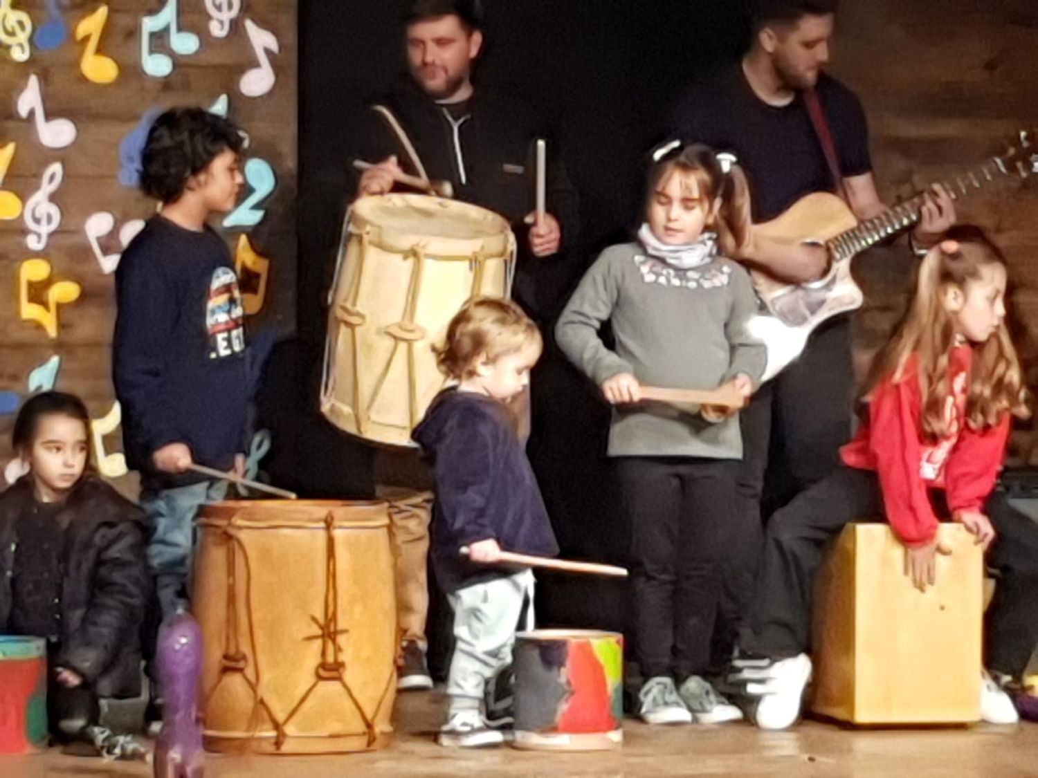 La música ya corre por las venas de los más chiquitos en lo alto del escenario.