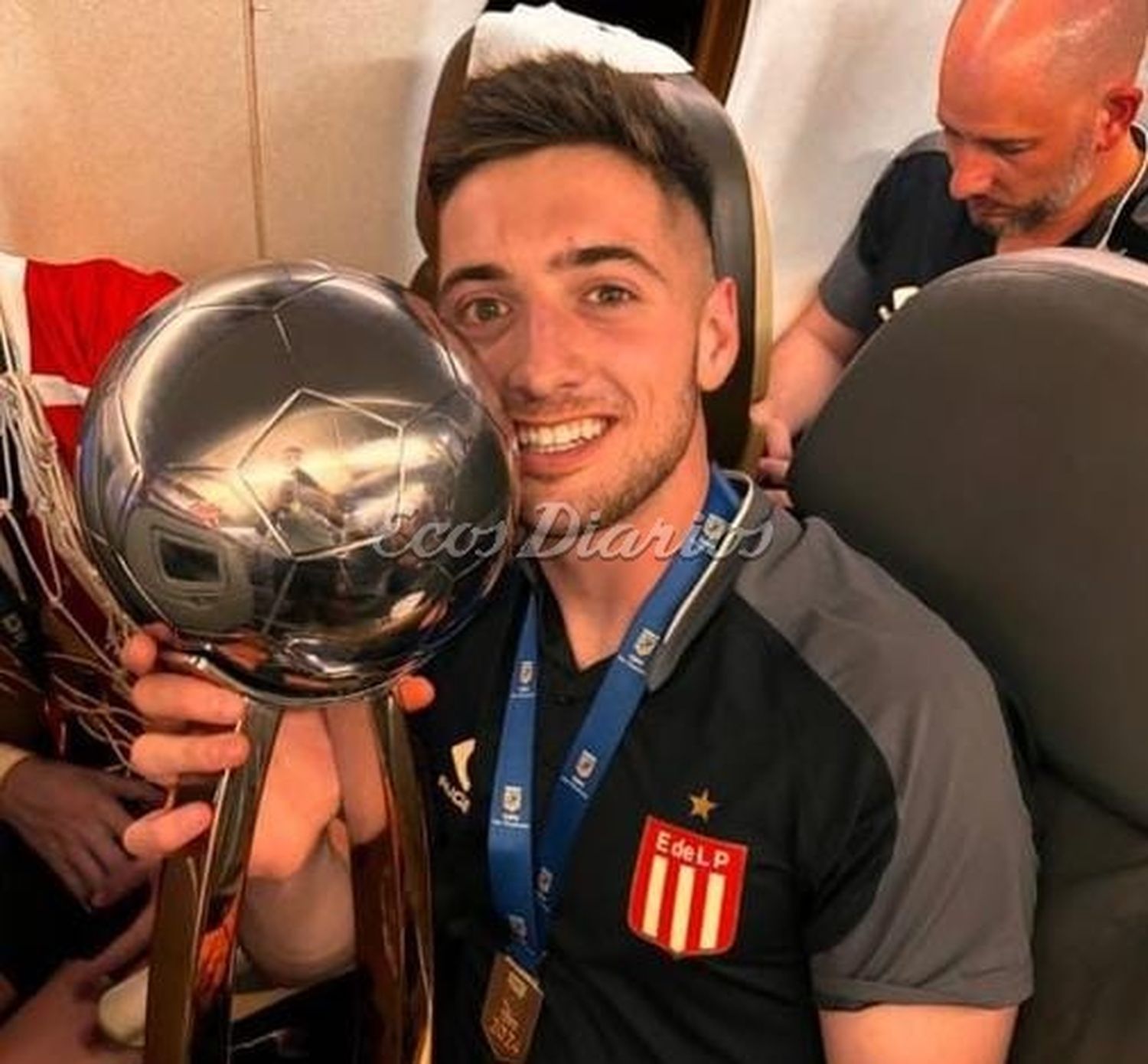 El necochense con la Copa de la Liga 2024