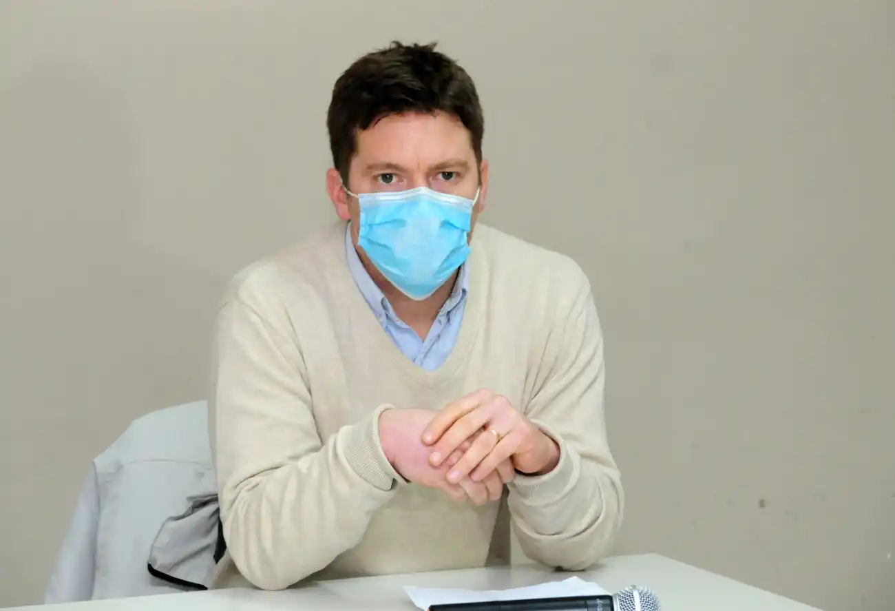 Preocupan los más de 30 casos diarios y la demora en el procesamiento de muestras  