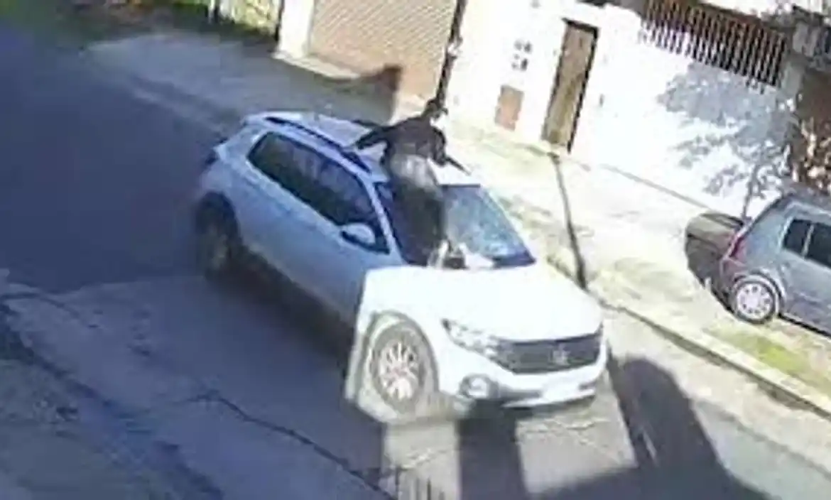 Pidieron inhabilitación de una mujer que arrastró a un joven sobre el capó de su auto