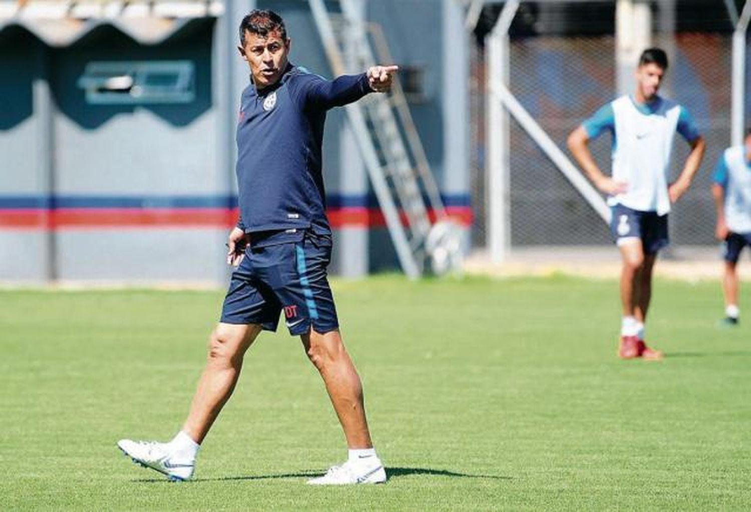 Jorge Almirón pasó a despedirse del plantel de San Lorenzo y ya buscan DT