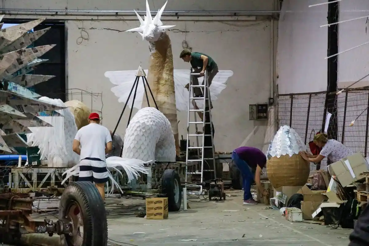 Los estudiantes de Gualeguaychú ya comenzaron a trabajar en las carrozas 2022