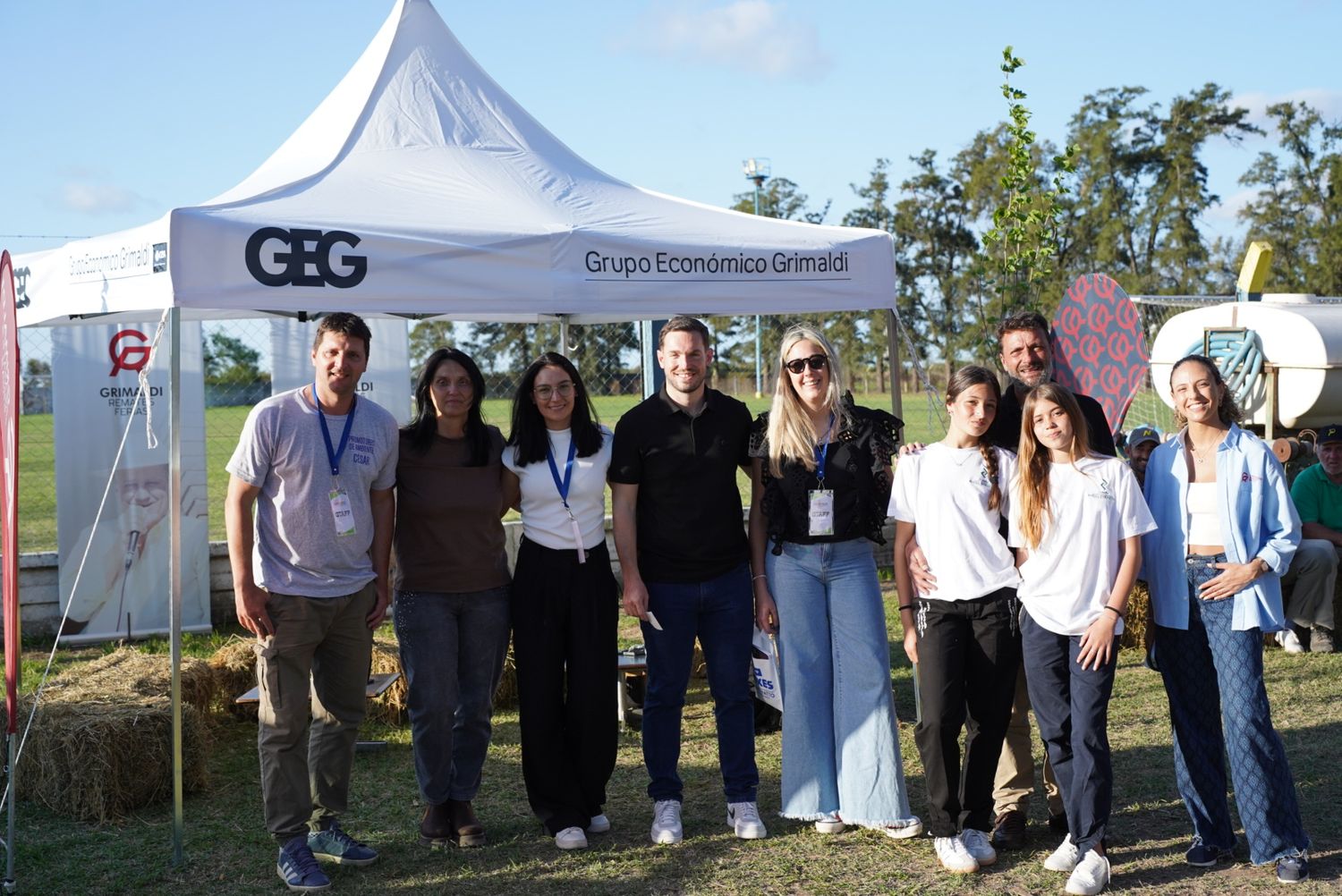 La familia Muccillo junto al intendente Castellina y la directora de la Casa de Córdoba, María Fernanda Grimaldi