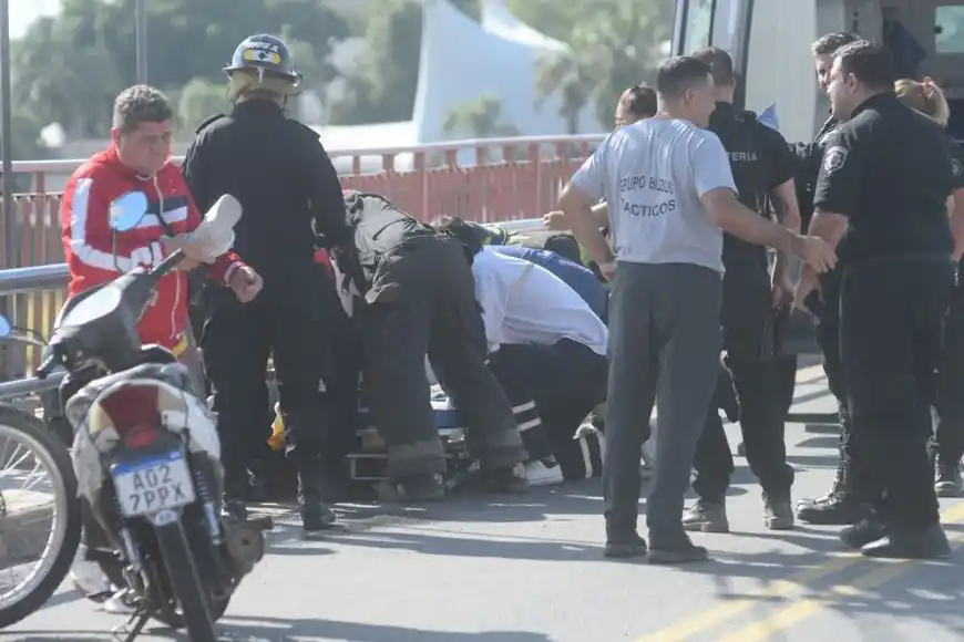 Fue asistida por personal de emergencias que la trasladó hasta el hospital Cullen Créditos: Flavio Raina