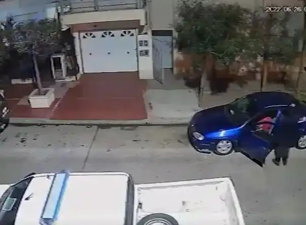 Insólito: se quedó dormido y un policía le robó el celular