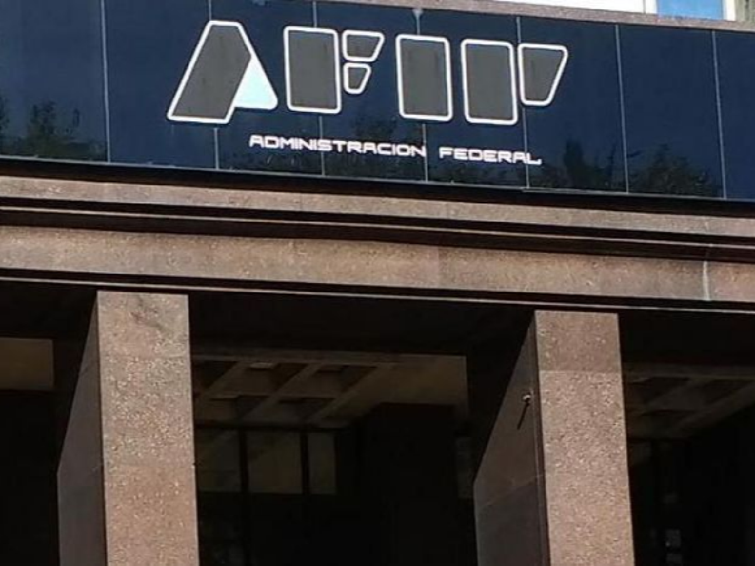 AFIP analiza aplicar una retención a cuenta de impuestos para las compras de inmuebles en efectivo