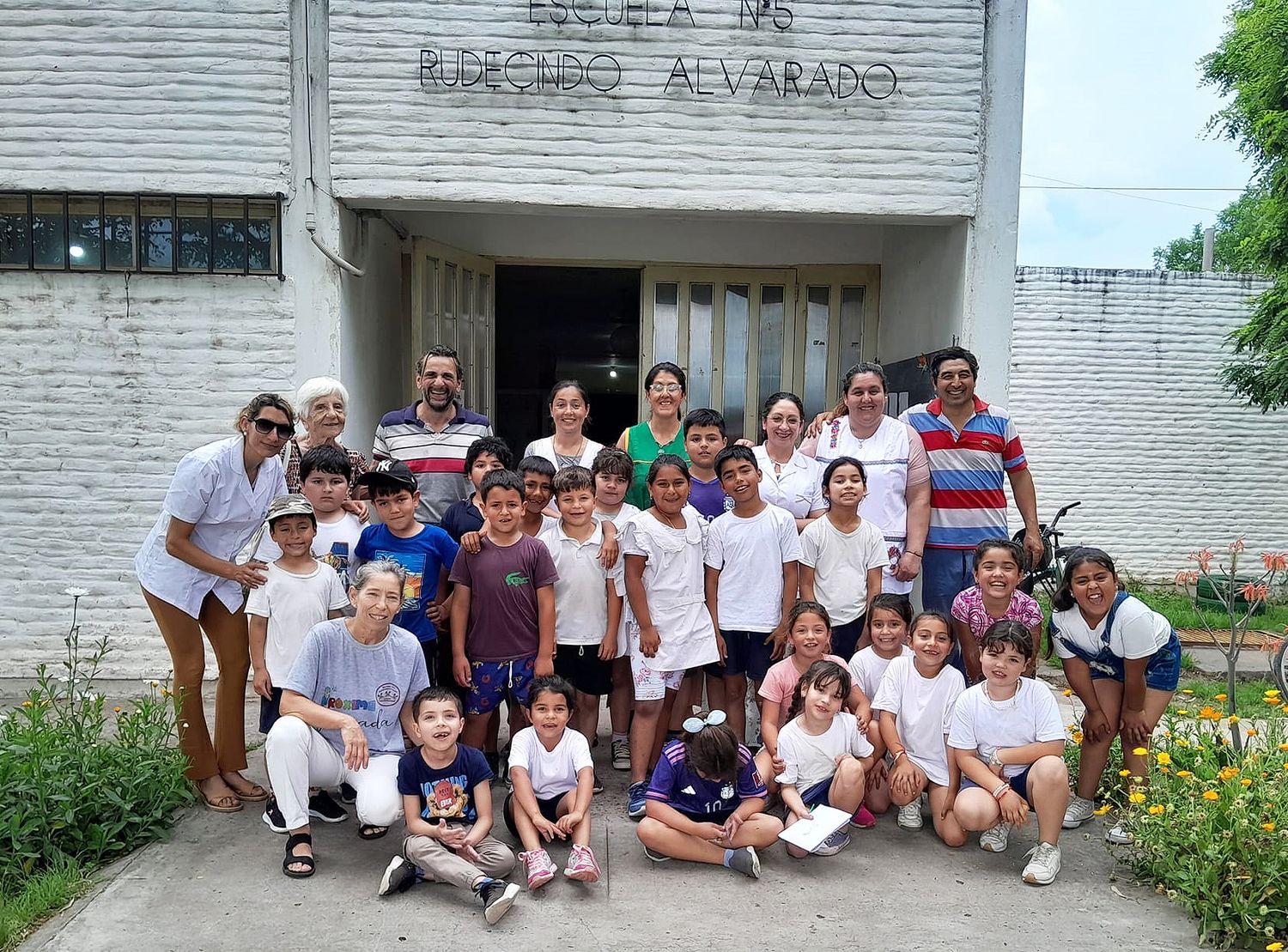 Alumnos, docentes, directivos y representantes de instituciones involucradas en el proyecto.
