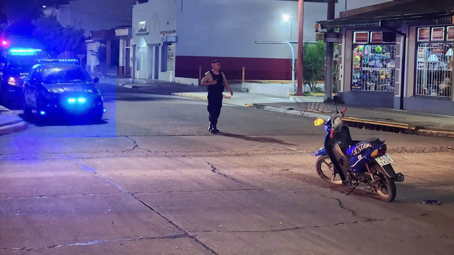 accidente choque noche policía crepo villa rosas impacto moto auto - 2