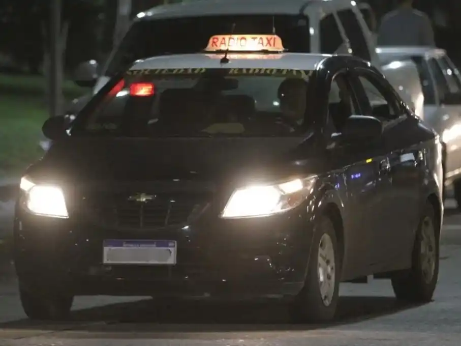 El ladrón escapó tras dispararle dentro del auto.