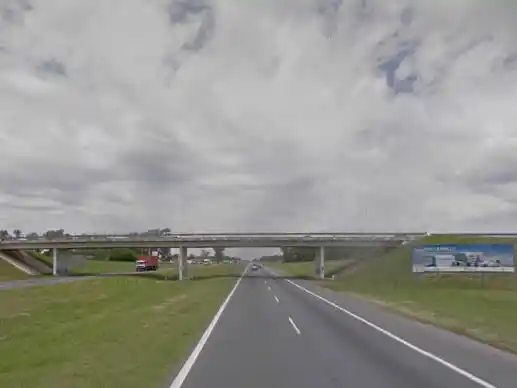 Volcó un camión en la autopista Rosario-Buenos Aires.