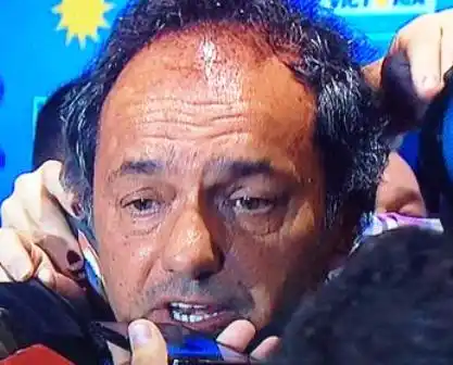 Scioli fue al bunker del kirchnerismo en las Paso porteñas y elogió a Mariano Recalde
