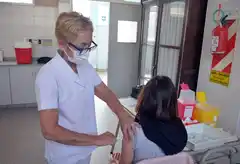 Estiman que para septiembre se vacunará al grupo que va entre los 18 y 40 años