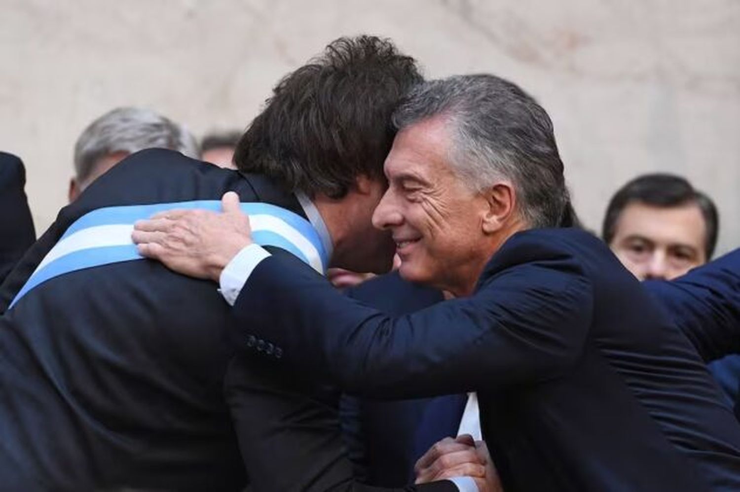 Mauricio Macri saluda a Javier Milei.