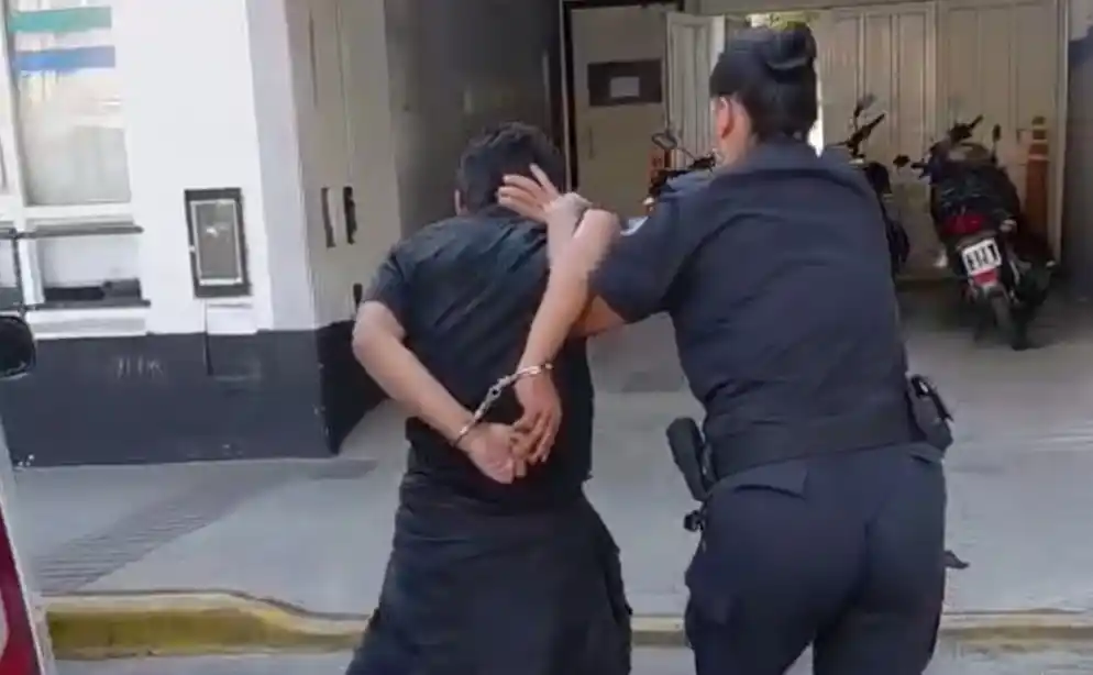 El sujeto se encontraba consumiendo bebidas alcohólicas en Catamarca y Chacabuco.