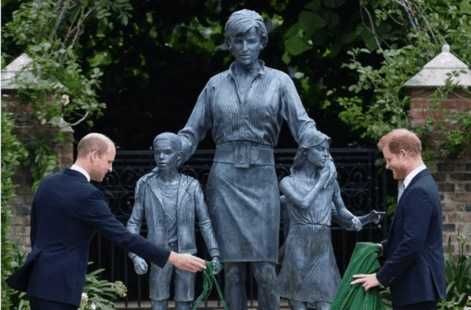 La última vez que el príncipe Enrique estuvo en Inglaterra fue en la inauguración de una estatua de su madre. Foto AFP