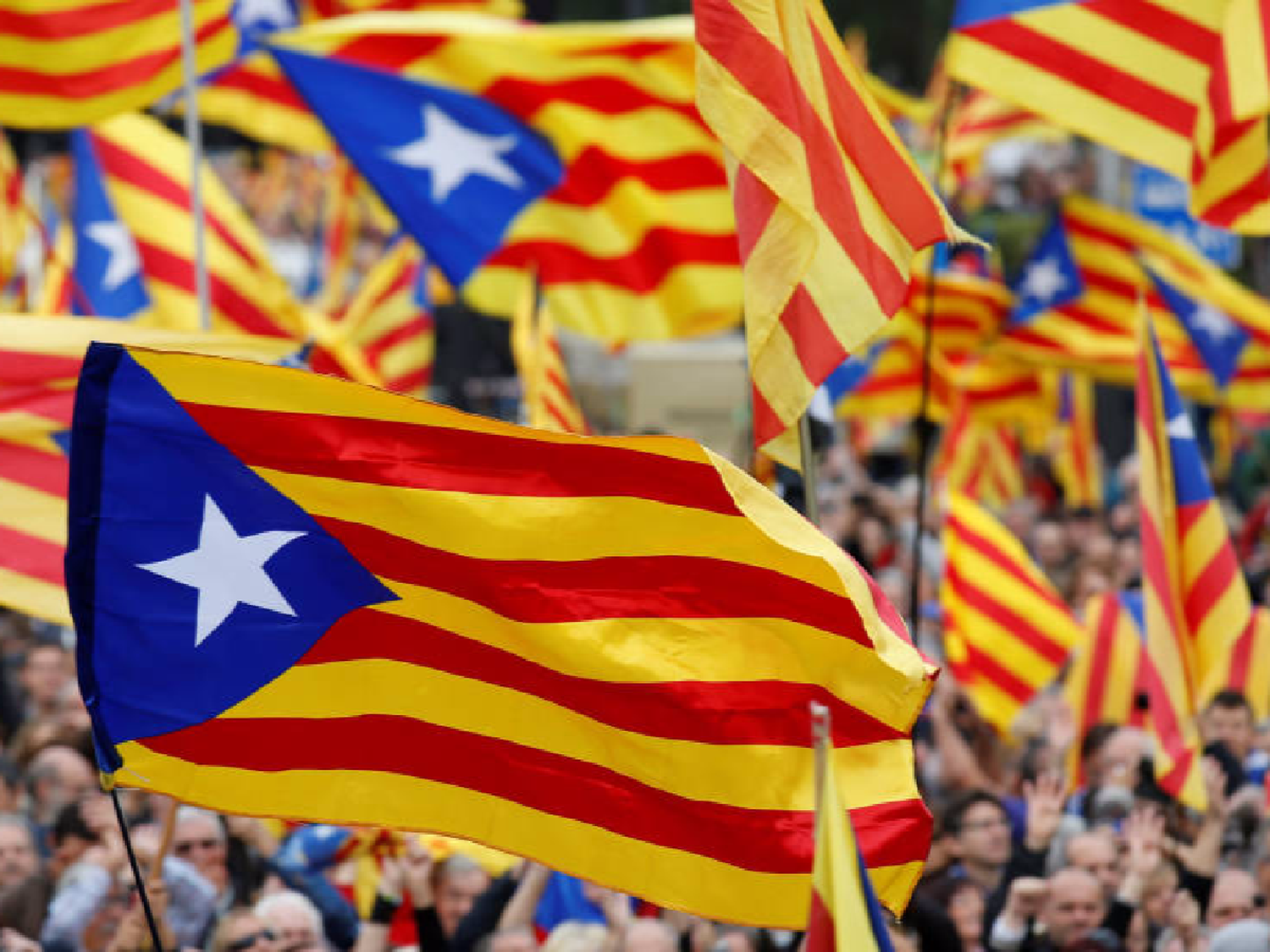 La corte española suspendió una sesión del parlamento catalán para evitar la declaración de independencia