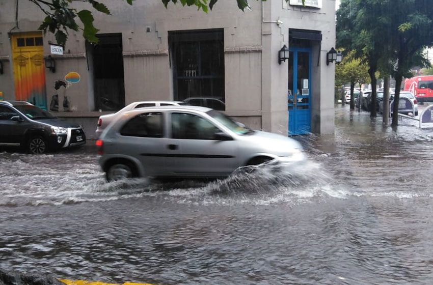 Calles anegadas en toda la ciudad por el fuerte temporal