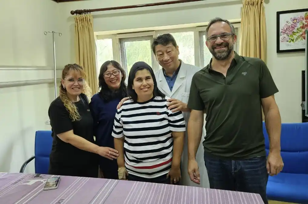 Mili celebra junto a sus padres y médicos en China los resultados de su tratamiento