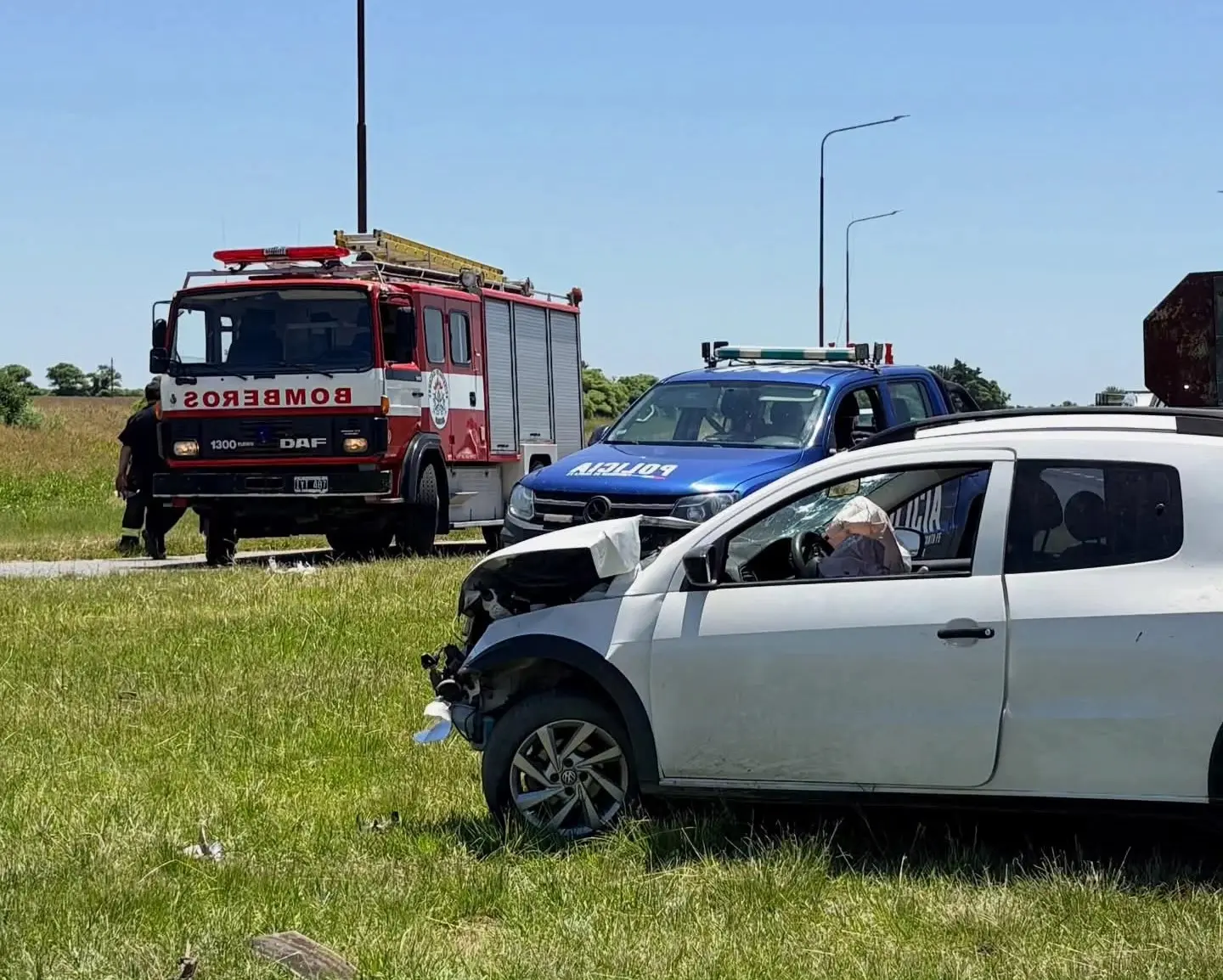 Choque en cruce de rutas provinciales 70 y 22: los Bomberos Voluntarios asistieron a los involucrados