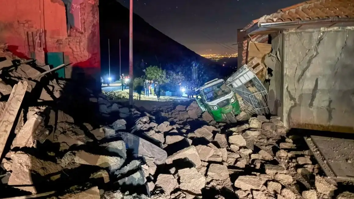 Escombros de viviendas tras un sismo en Pumpuya, Perú.