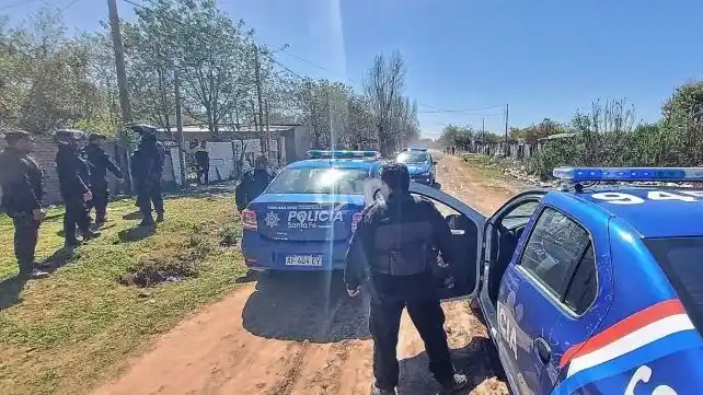 Un recluso escapó de la cárcel, se metió a una casa, tomó a un chico de rehén y terminó detenido