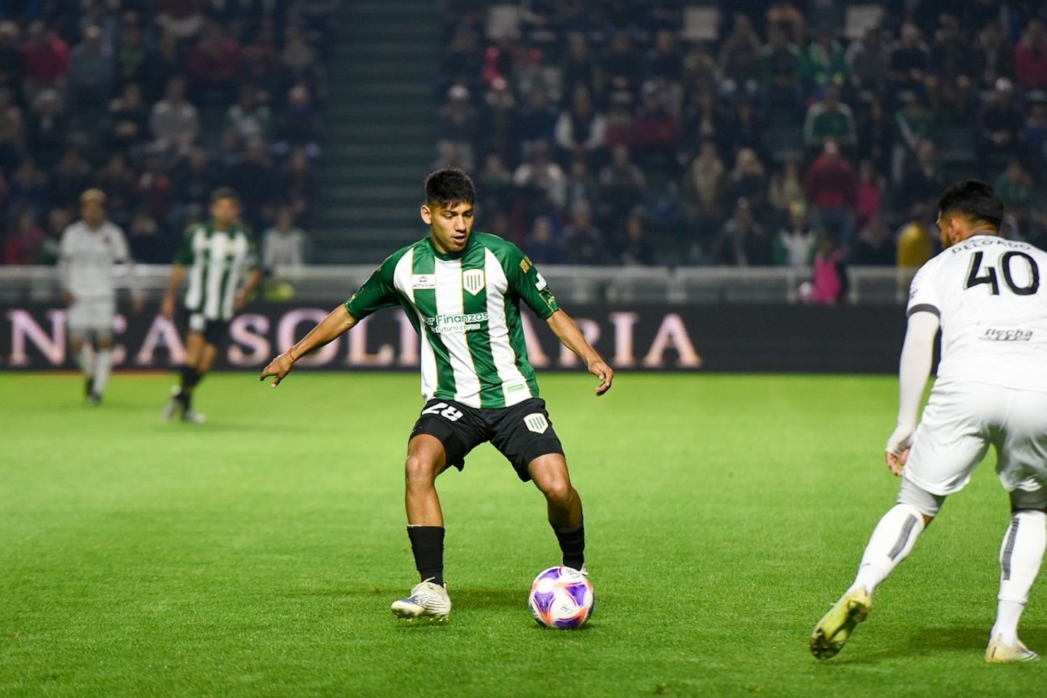 El tandilense Matías González, marcado por Delgado.