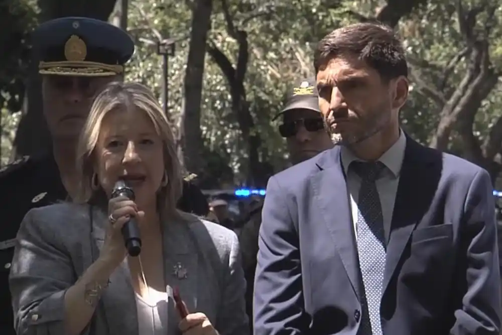 Plan Bandera: con presencia de la ministra Monteoliva, provincia entregó 100 camionetas para fuerzas federales