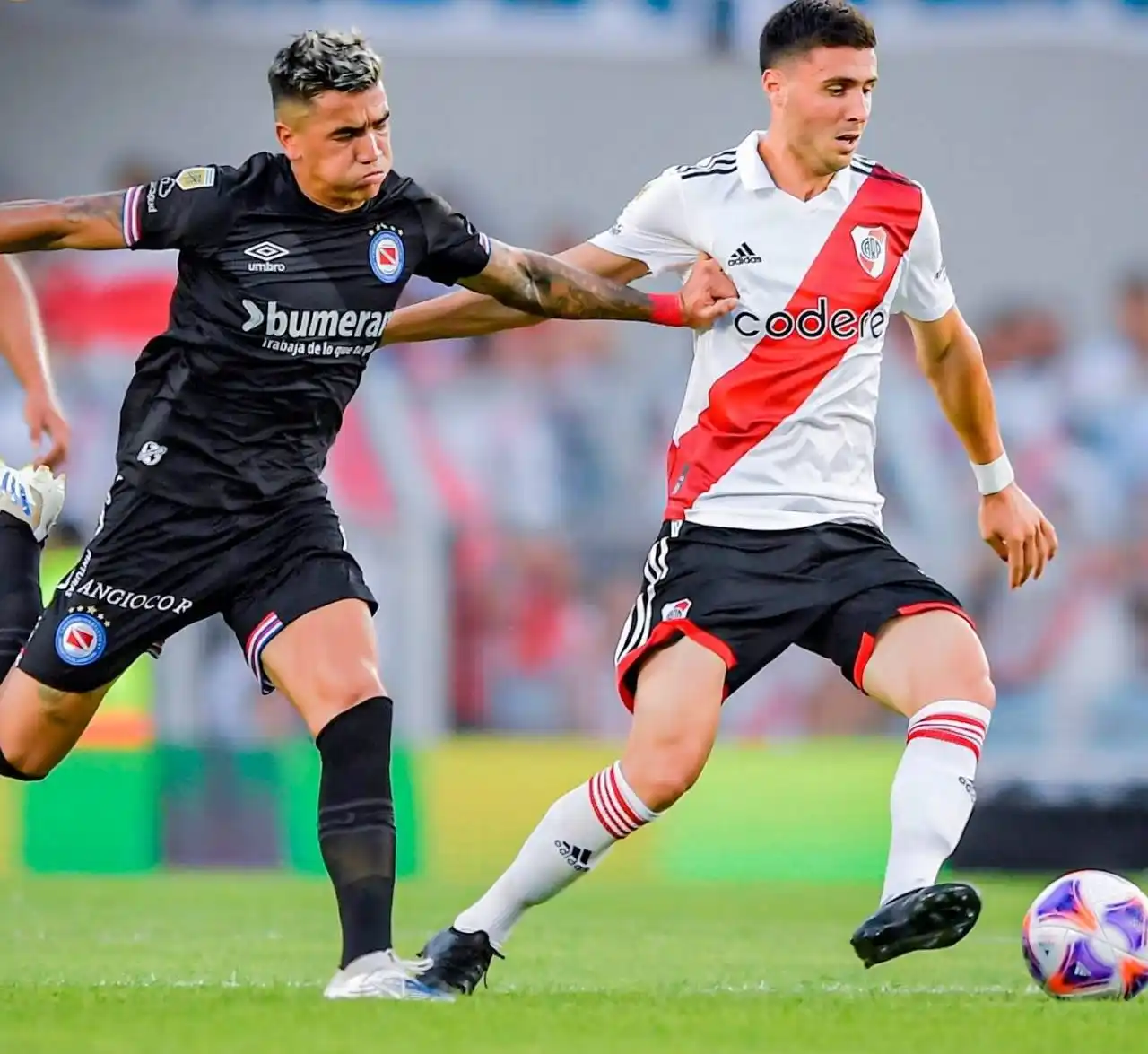 Con goles de Borja y Barco, River le ganó 2-1 a Argentinos 