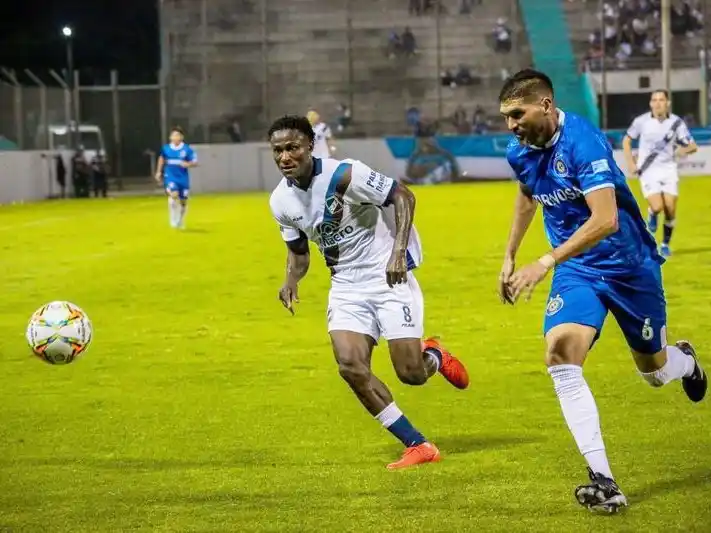 Sol de América recibe a
Sarmiento de La Banda