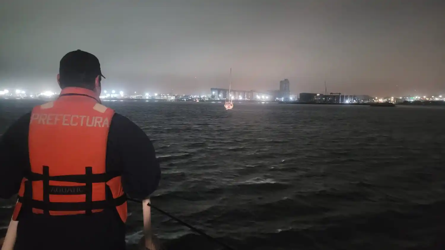 se desplegó un operativo para acompañarla y que navegue de manera segura hasta su ingreso al puerto local.