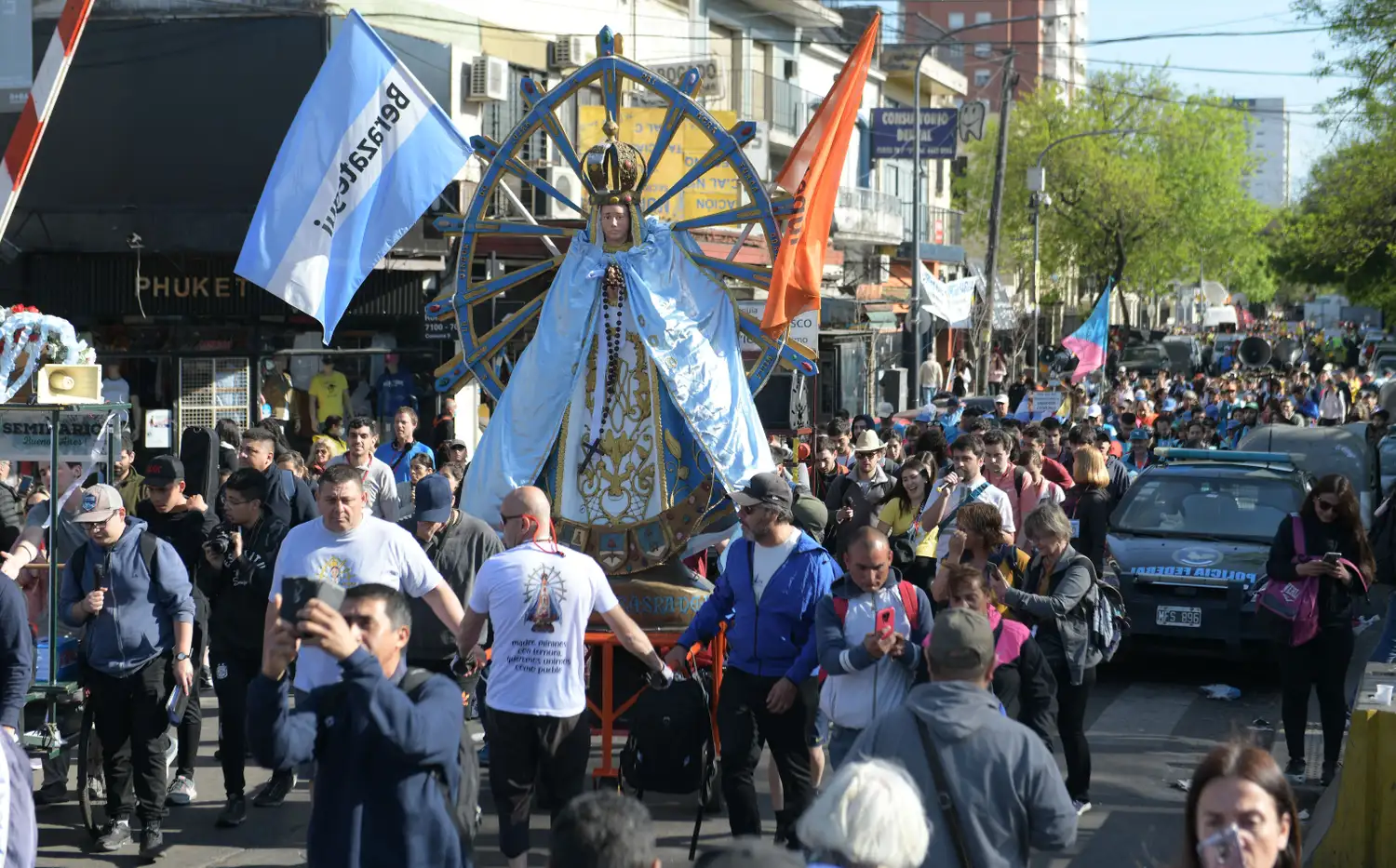 La peregrinación juvenil a Luján es multitudinaria.