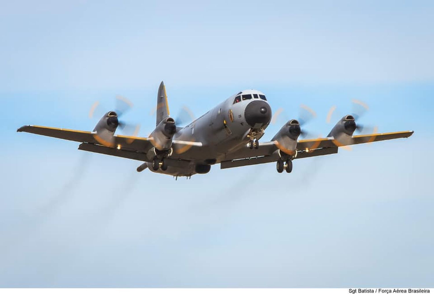 Vuela el primer P-3AM Orion de la Fuerza Aérea Brasileña con alas nuevas