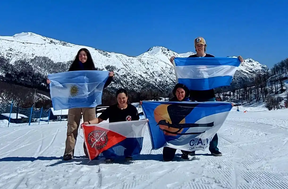 Equipo argentino. La entrenadora Águeda Borrelli, junto a Julieta Pascolat, Baltazar Bercic y Micaela Pafumi