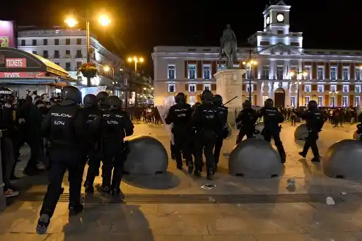 Los disturbios por la detención de Pedro Hasél se han intensificado en España. Foto: AFP