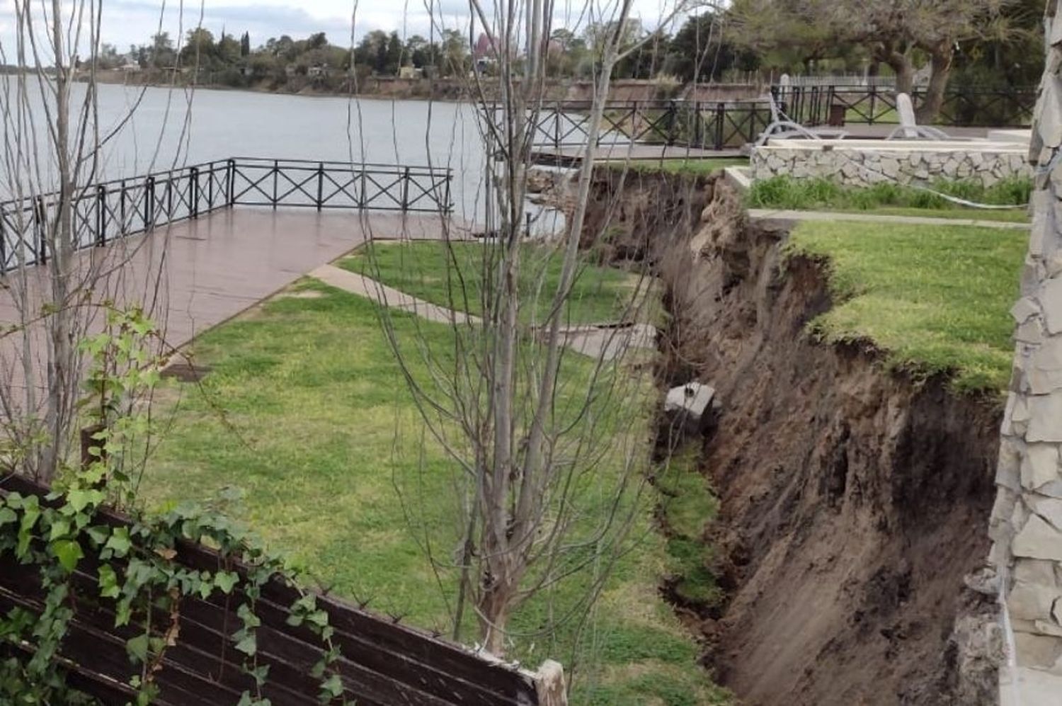 Impactante: se desmoronó la barranca de un complejo de cabañas de Sauce Viejo