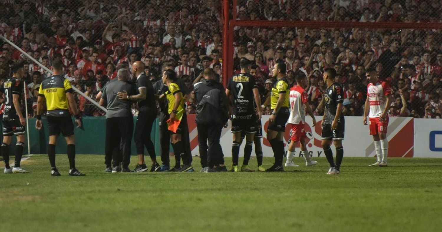 Tras el escándalo, Estudiantes de Buenos Aires repudió el arbitraje de Espinoza en la revancha con Instituto