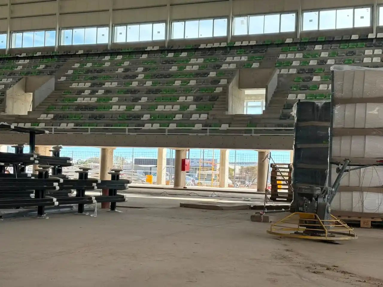 Colocaron las butacas en el Microestadio de Rafaela y crece la expectativa por su inauguración