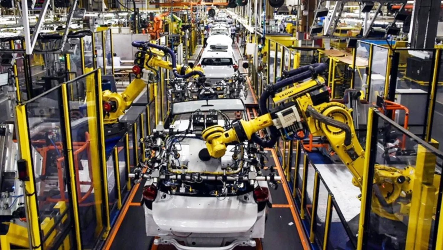 Otra automotriz paraliza su producción en la Argentina por las inundaciones en Brasil