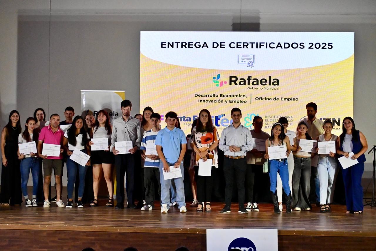Entrega de certificados a jóvenes que se capacitaron durante el año en la OME