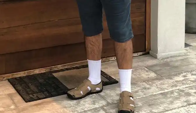 Quién es el político que se puso sandalias y medias para apoyar a Roberto Lavagna