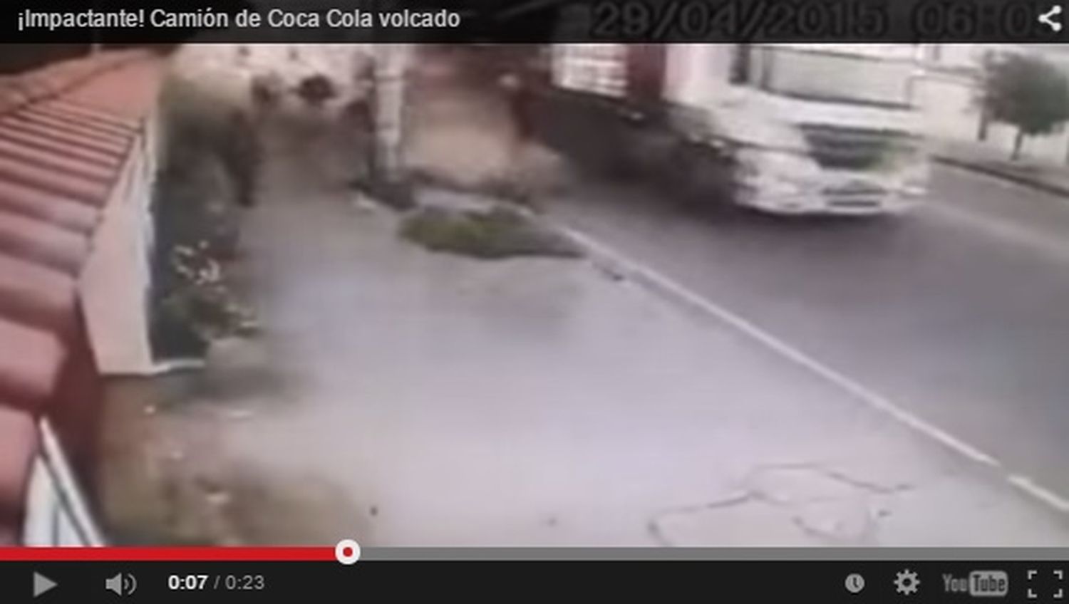 Video: Un "tsunami" de Coca Cola casi se traga a un hombre