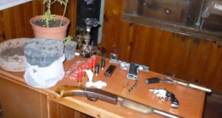 Detenidos con armas y marihuana