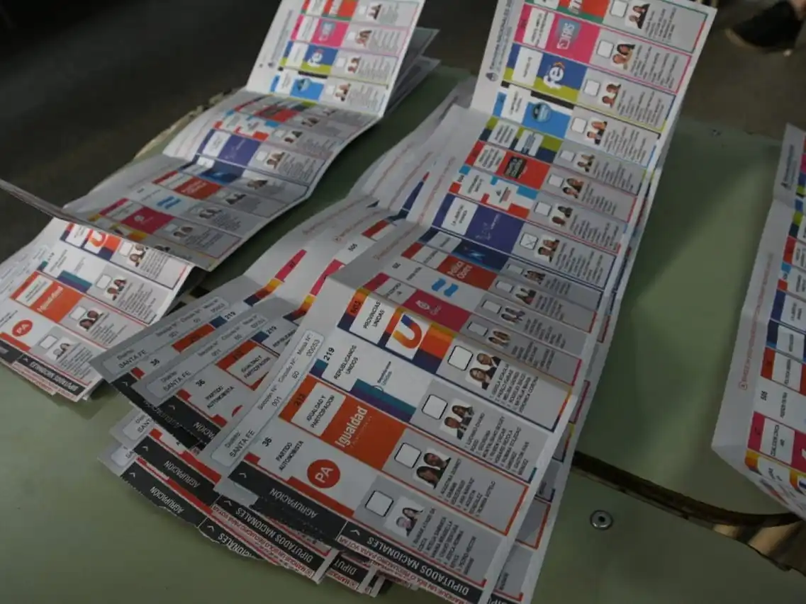 La cruz en el casillero de LLA simboliza el masivo apoyo al modelo libertario. Foto: Fernando Nicola