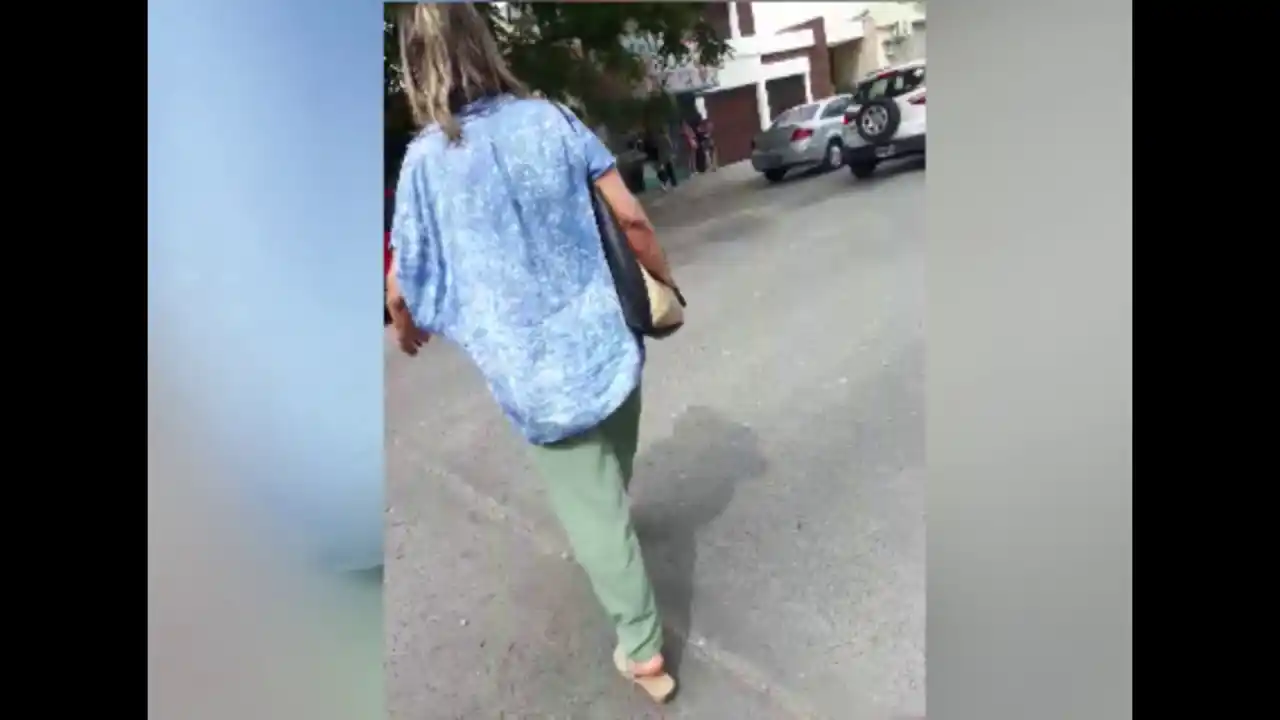 Neuquén: lluvia de hormigón en el centro cayó sobre un peatón y dos autos