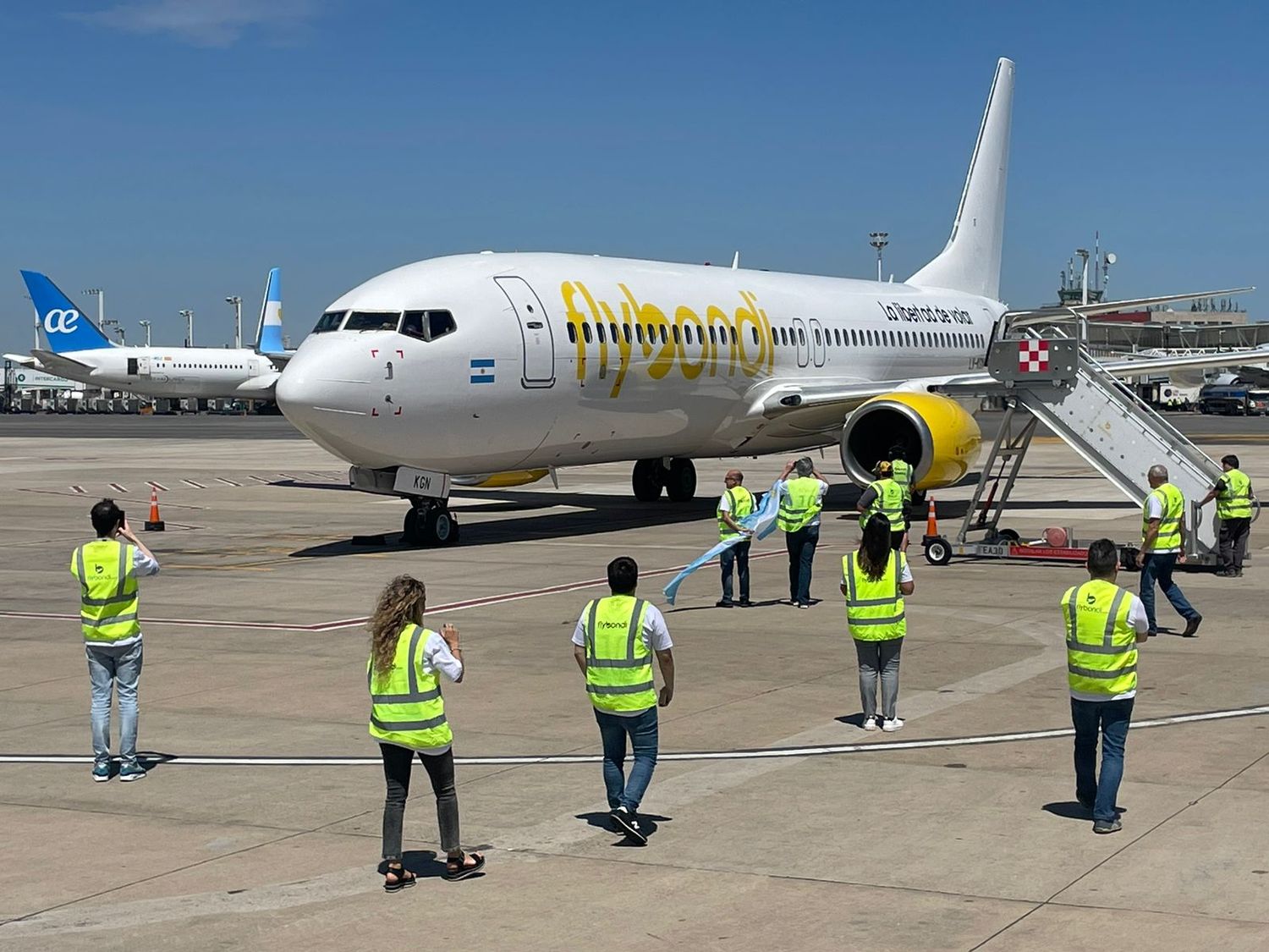 El nuevo Boeing 737-800 de Flybondi inició sus vuelos regulares (LV-KGN)