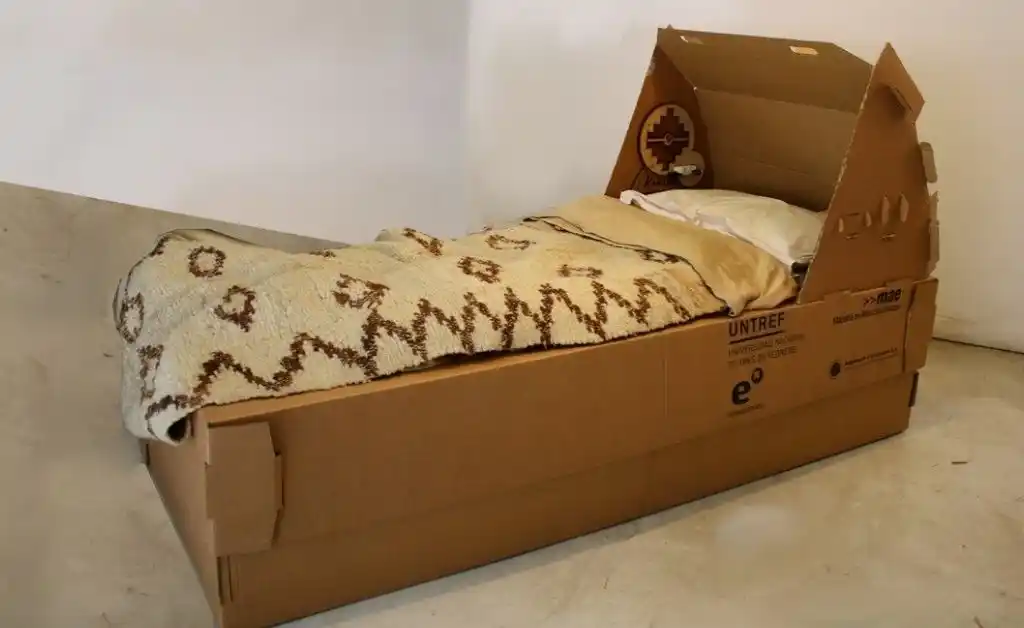Fabrican camas reciclables para pacientes con coronavirus