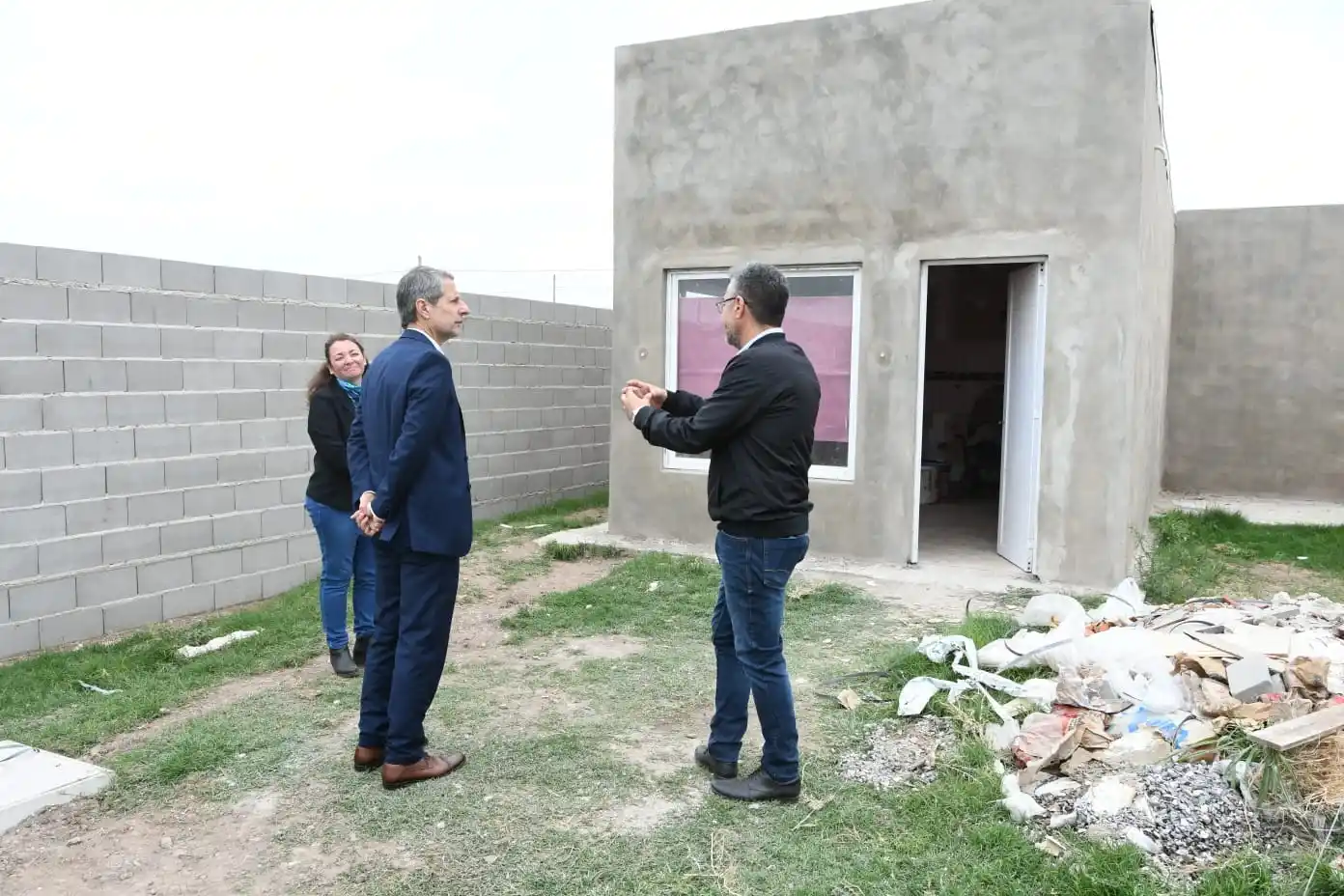 Bernarte y Gómez recorrieron la obra junto a una de las vecinas beneficiadas.